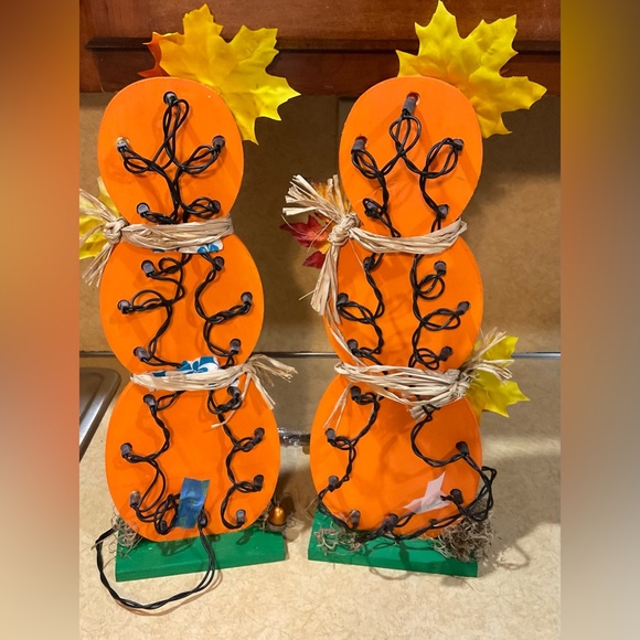 Handcrafted/ hand painted wood Halloween stacked pumpkins with orange lights on. - Picture 3 of 6